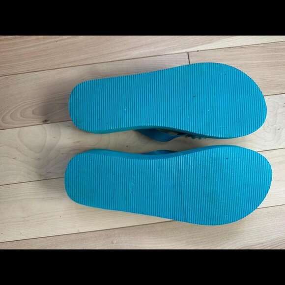 Throwback Y2K platform flip flops by A.co in bright turquoise - Picture 4 of 7